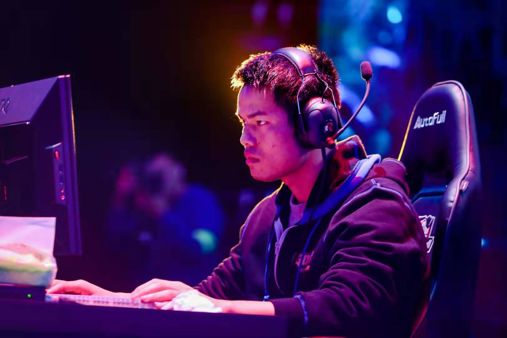 他多次利用 他多次利用